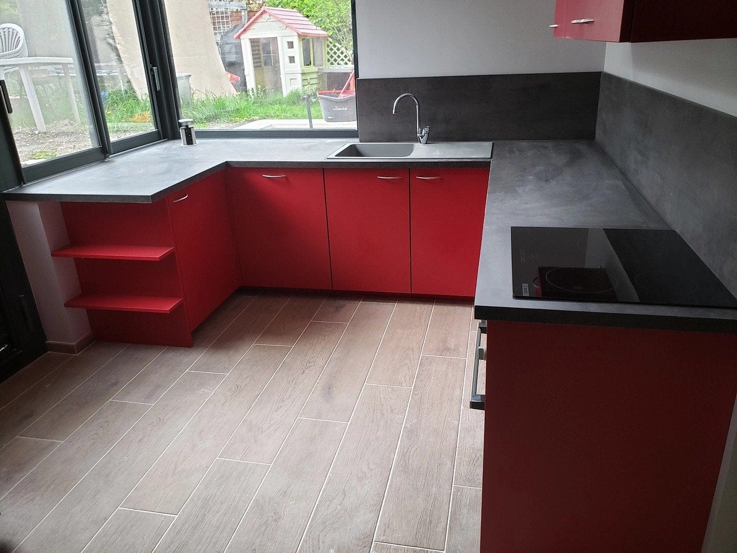 Cuisine rouge, plan de travail gris