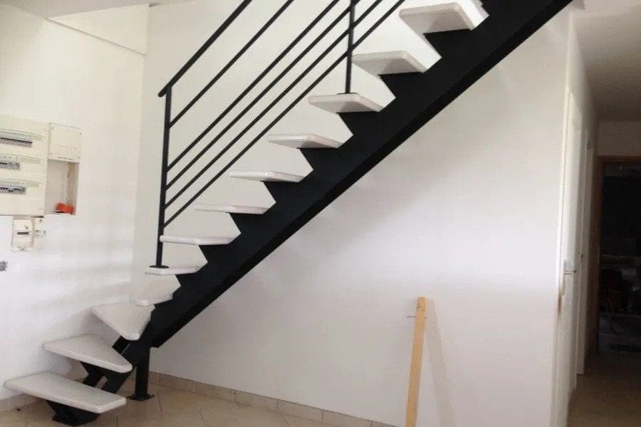 Escalier aux marches blanches et limon métal noir