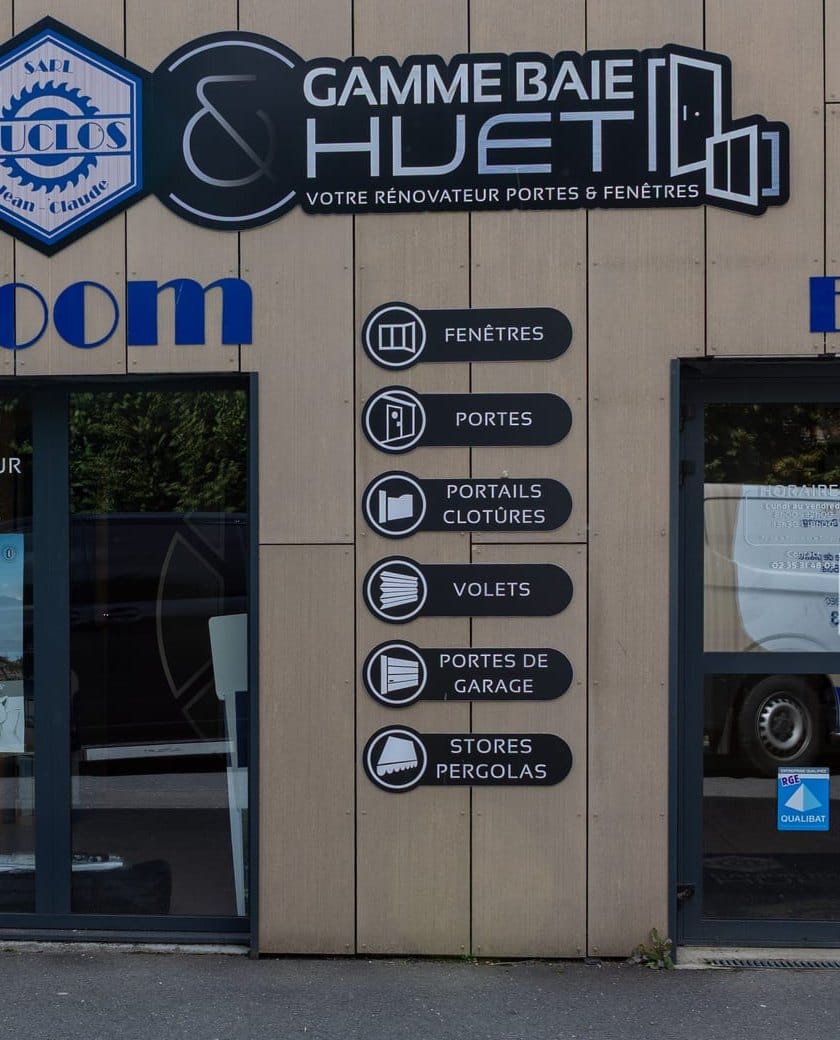 Façade du showroom et ses enseignes : fenêtres, portes, portails, volets, portes de garage