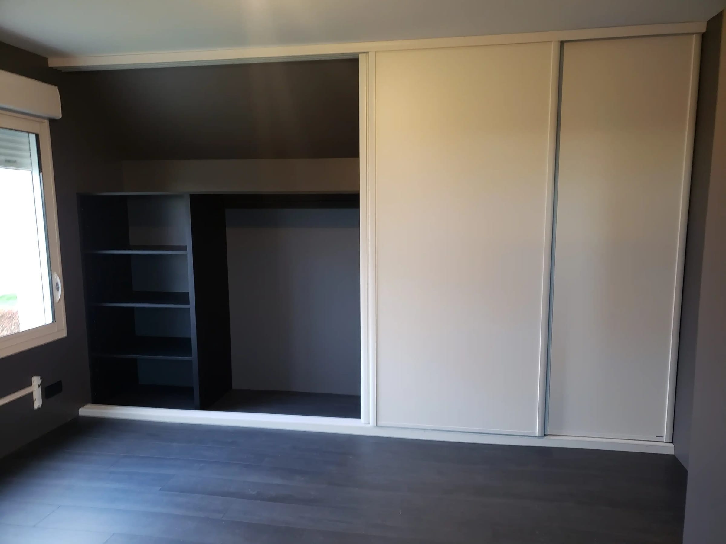 Dressing sous pente, portes coulissantes et niches ouvertes