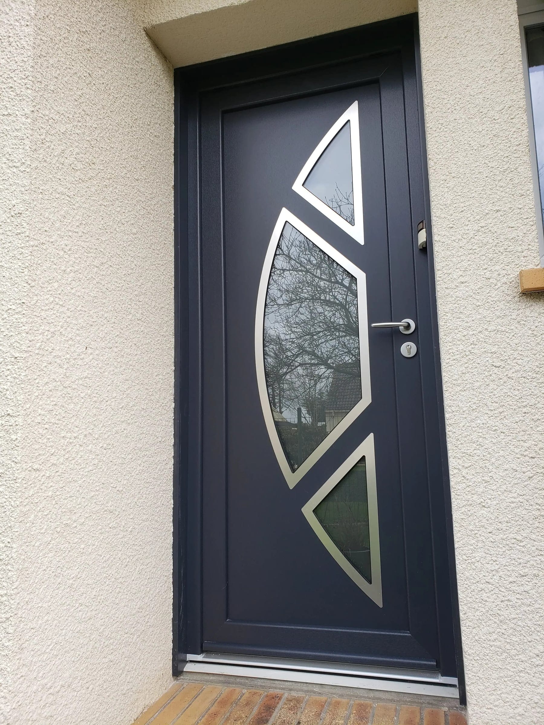 Porte d’entrée gris anthracite à vitrages en arcs