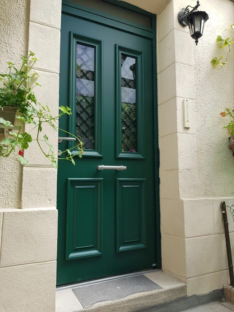 Porte d’entrée vert sapin à panneaux moulurés
