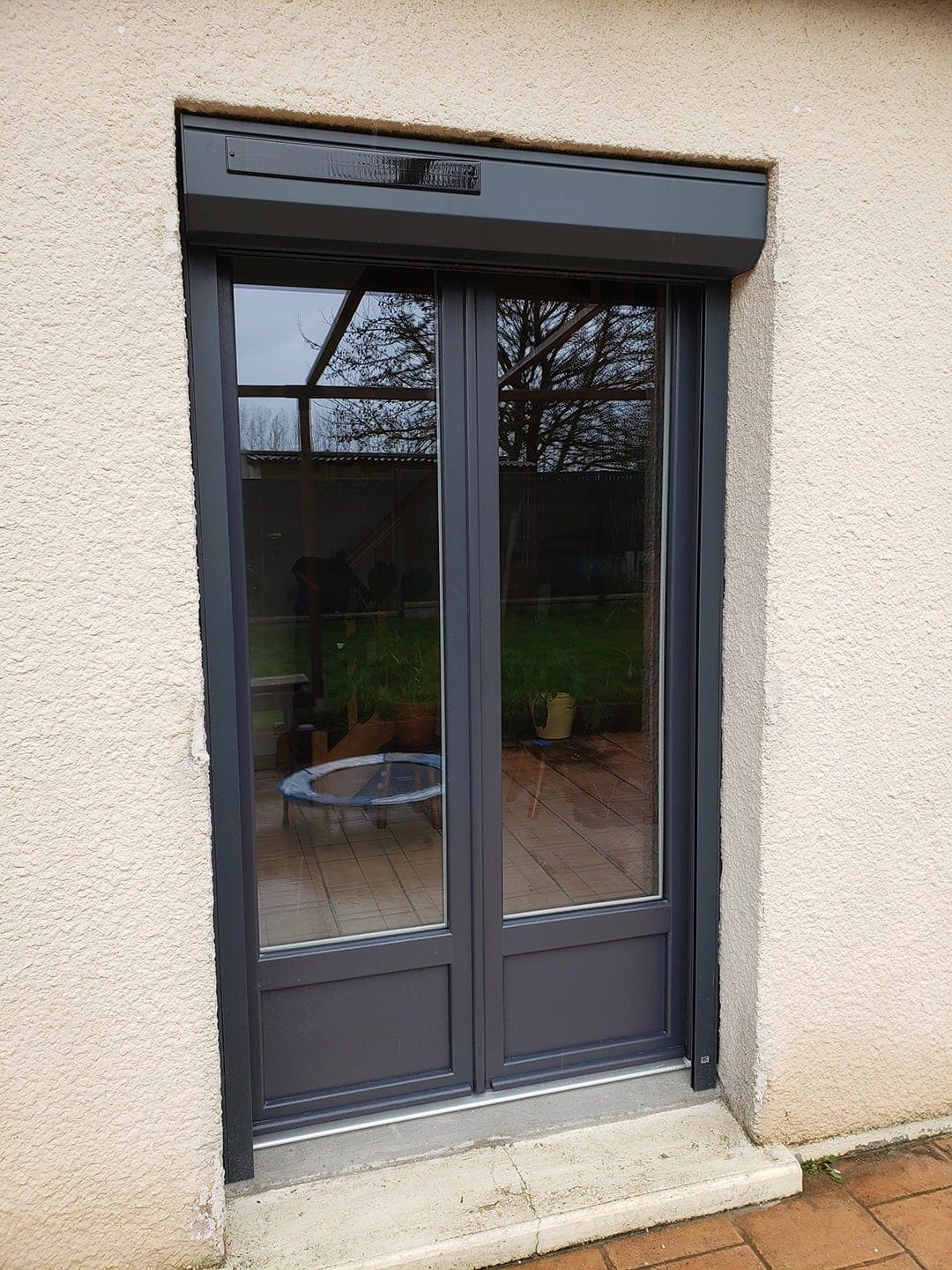 Porte-fenêtre gris anthracite et volet roulant