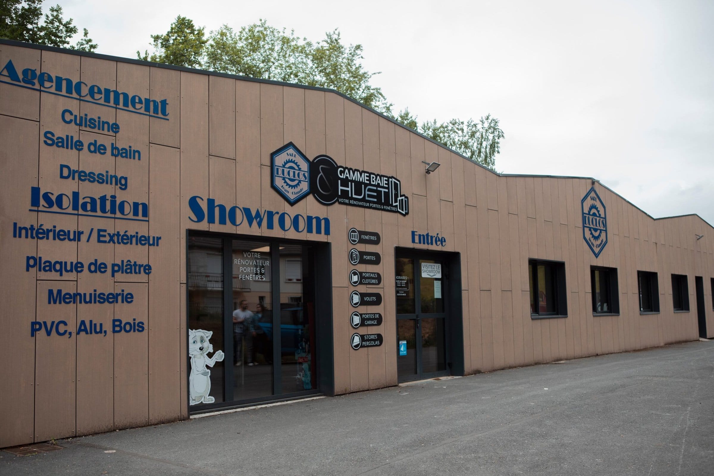 Façade du showroom JC Duclos à Bolbec, enseignes Agencement, Isolation et Menuiserie