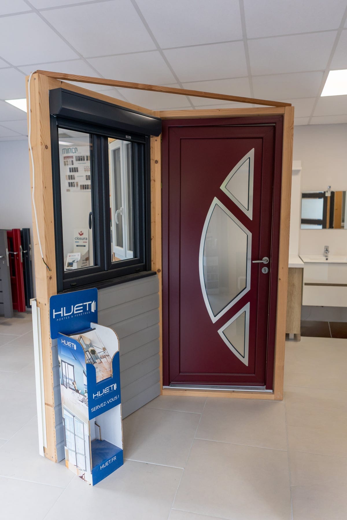 Les portes d’entrée : panneaux pleins ou vitrés, coloris et serrures.