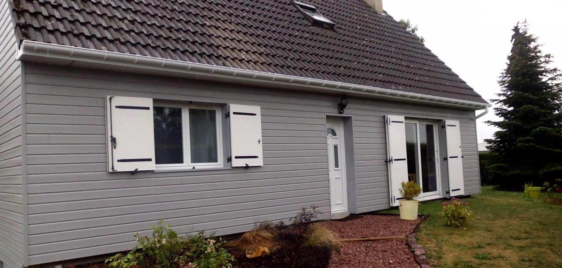 Maison aux volets battants blancs