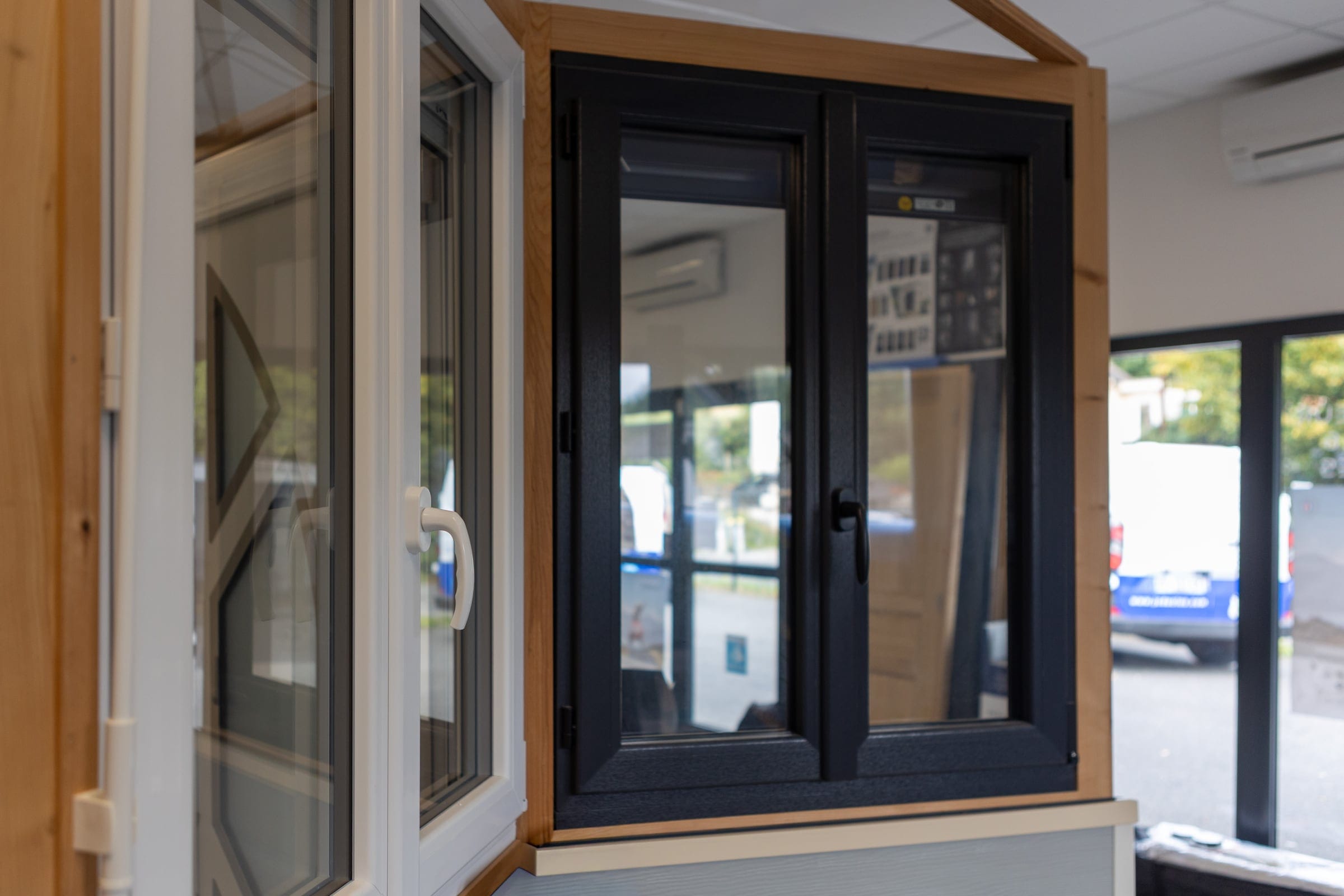 Fenêtres en bois et en aluminium côte à côte, au showroom de Bolbec.